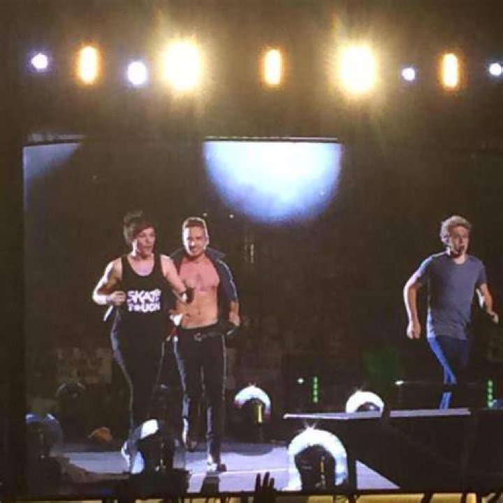 Louis Tomlinson Rips Open Liam’s Shirt In Concert – Hollywood Life