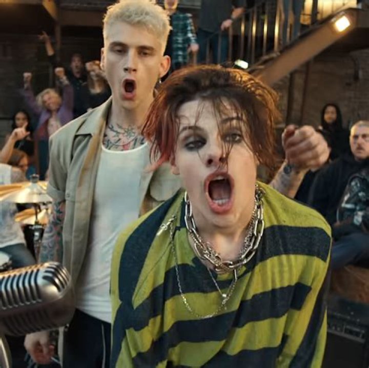 Machine Gun Kelly disses g-eazy