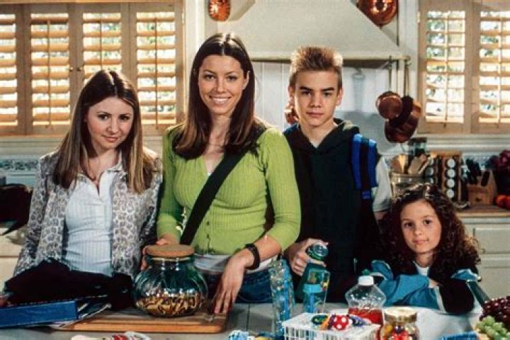 Mackenzie Rosman’s ‘7th Heaven’ Co-Star Loves Her Sexy ‘Maxim’ Pics