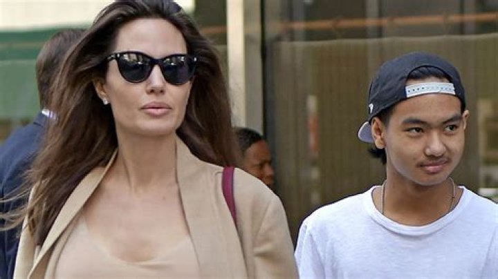Maddox Jolie-PittAngelina Jolie shopping with her children, Maddox and Shiloh, New York, America - 16 Jun 2007June 16, 2007 - New York City.Angelina Jolie takes Shiloh and Maddox to Lee's Art Shop in New York City.Photo &reg; Henry Lamb/Photowire/BEImages