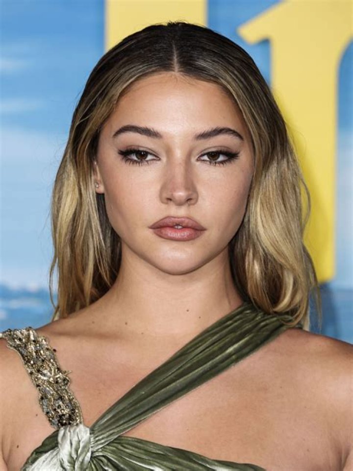 Madelyn Cline At 2021 AMAs