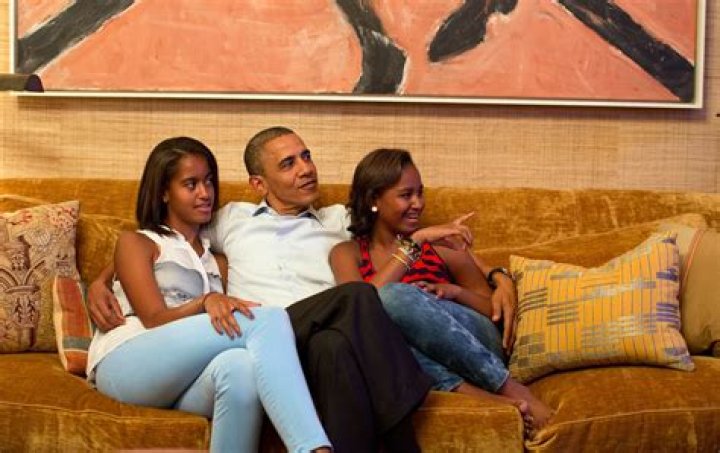 Malia & Sasha Obama Chill Together