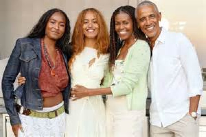 Malia Obama, 20, Rocks Camisole & Jeans On Vineyard Tour With Mom Michelle In France