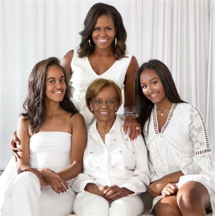 Malia Obama Gives Sasha Thumbs Up