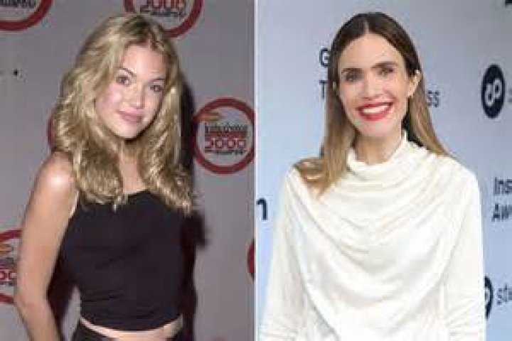 Mandy Moore gets in a car