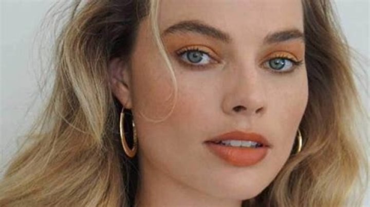 margot robbie lashes