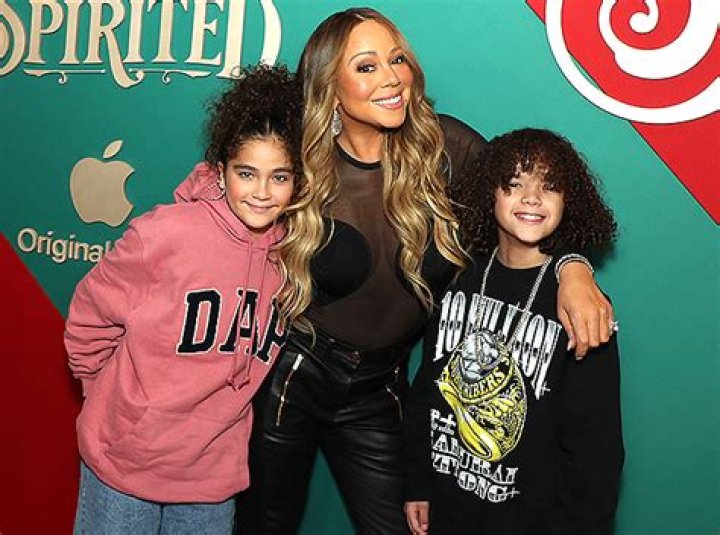 Mariah Carey & Daughter Monroe Rock Matching Pink Puffer Coats: Photos – Hollywood Life