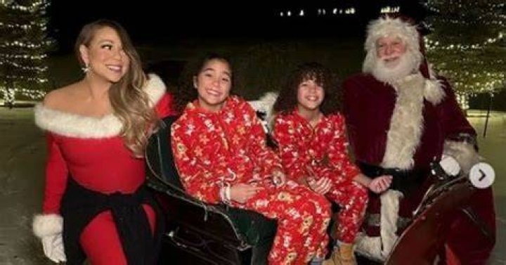 Mariah Carey Sings ‘All I Want For Christmas’ With Her Twins & Dogs – Hollywood Life