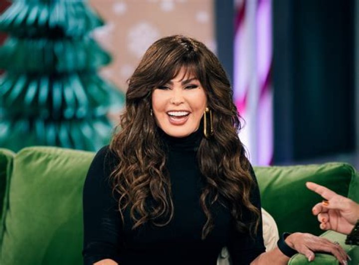 Marie Osmond signs a wall