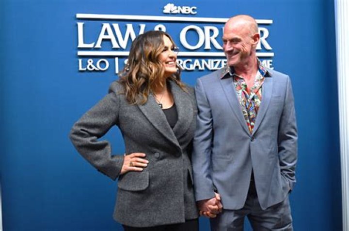 Mariska Hargitay & Christopher Meloni Hold Hands For Press Day: Photos – Hollywood Life