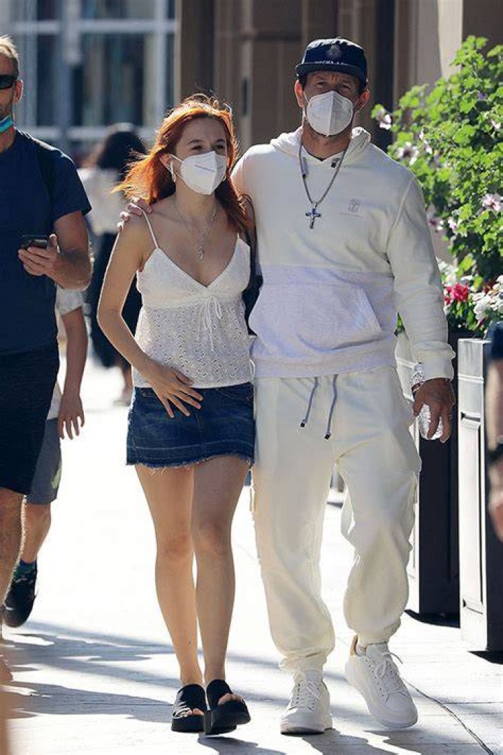 Mark Wahlberg & Daughter Ella Rae Go Shopping In Beverly Hills: Photo – Hollywood Life