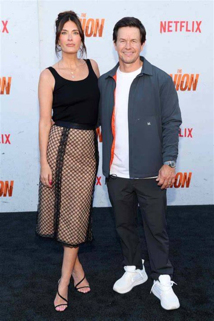 Mark Wahlberg Wears Only His Underwear in His Wife Rhea’s Photo – Hollywood Life