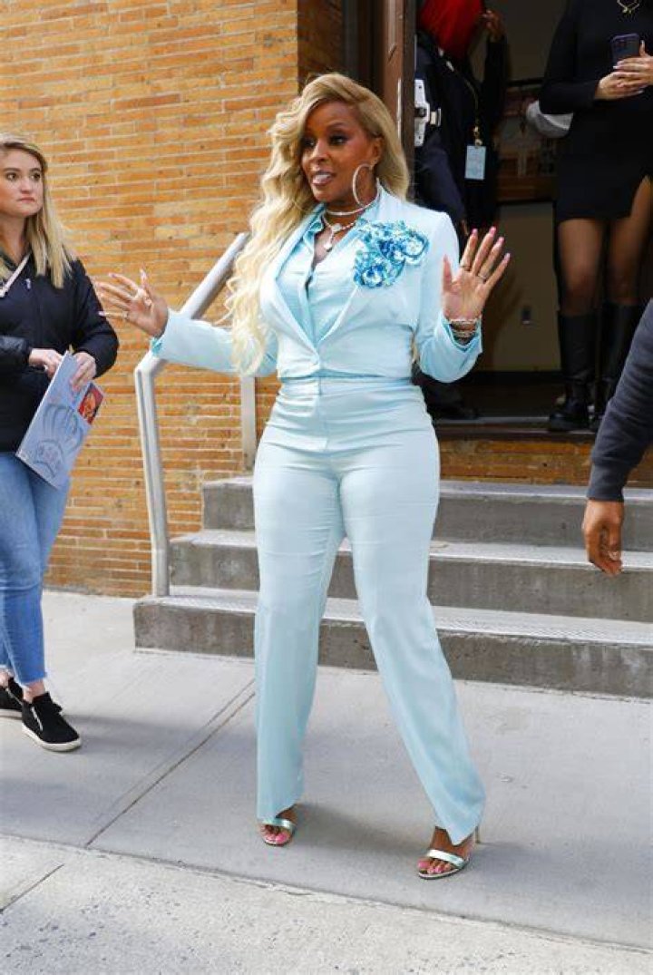 Mary J. Blige in a yellow outfit