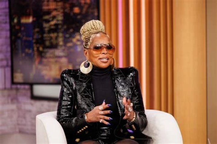 Mary J. Blige looks amazing in a black and gold bikini