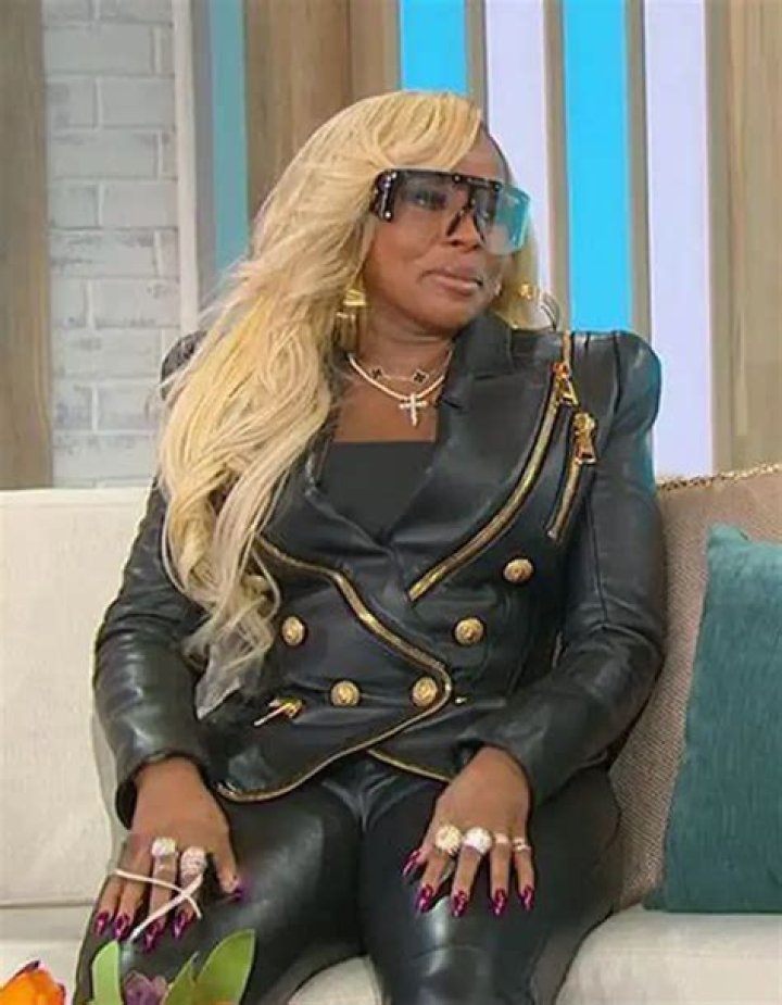 Mary J. Blige rocking leather