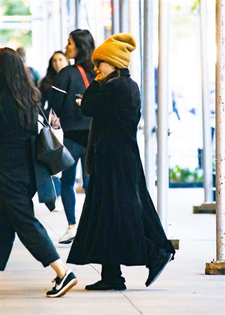 Mary-Kate & Ashley Olsen Rock Black Coats While Out & About In NYC – Hollywood Life