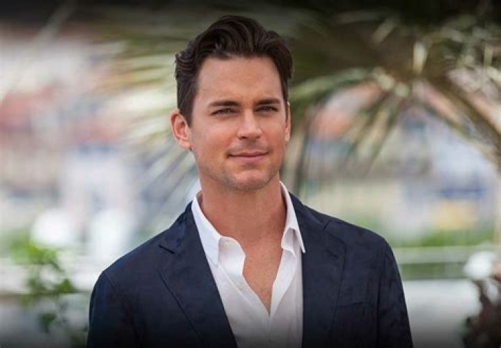 Matt Bomer posing on the red carpet