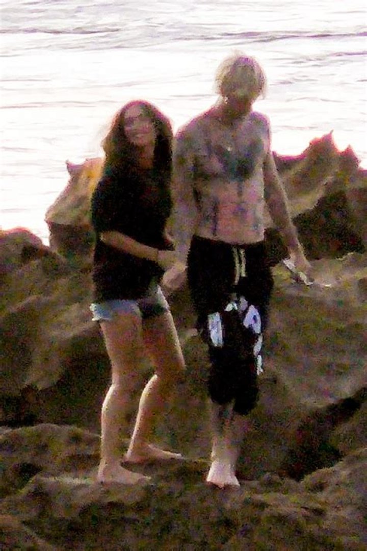 Megan Fox & Machine Gun Kelly Hold Hands On Beach In Puerto Rico: Photo – Hollywood Life