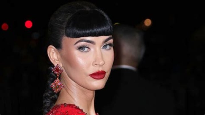 Megan Fox Reveals Sexy Red Bob Hair Makeover for Book Release: Photos – Hollywood Life