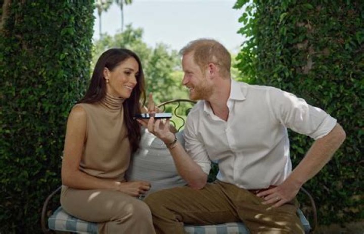 Meghan Markle Seemingly Shades England During Chat With Gloria Steinem – Hollywood Life