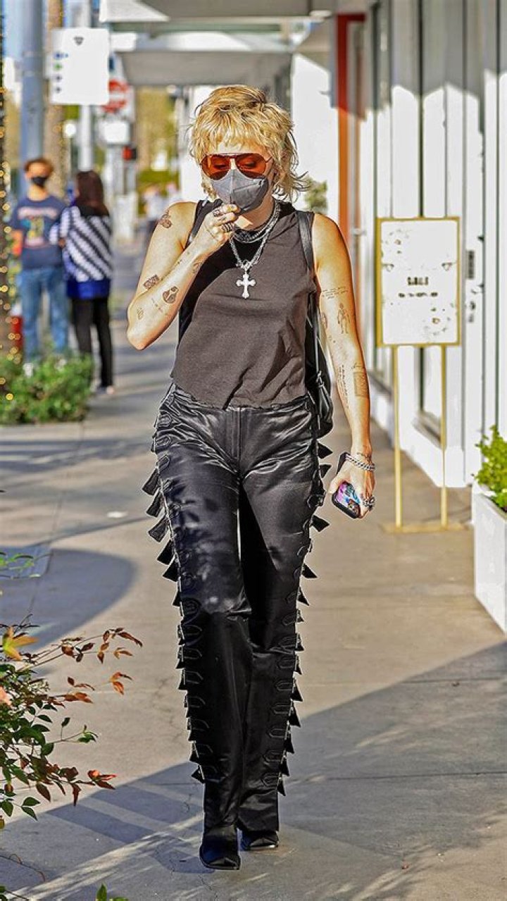 Miley Cyrus’ Black Tank Top & Tassel Pants: Pic – Hollywood Life