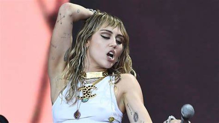 Miley Cyrus Super Bowl Halftime Show Goals After TikTok Performance – Hollywood Life
