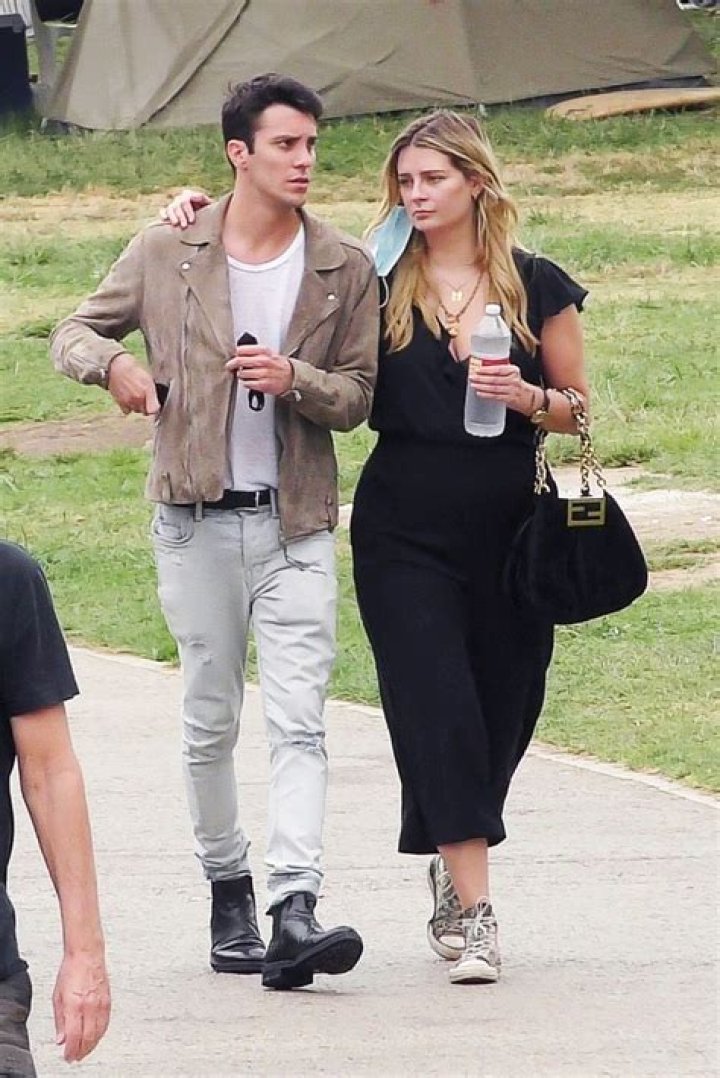 Mischa Barton Lunches With A Guy