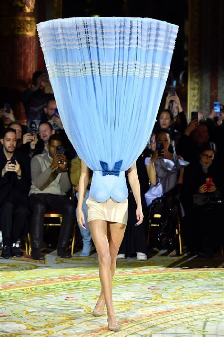 Models Showing Abs At Fashion Shows – Pics