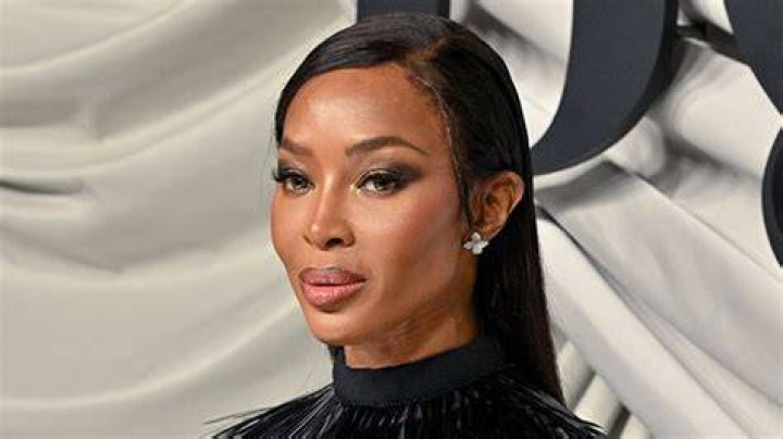 Naomi Campbell Uses this Facial Spray for Oily Skin – Hollywood Life