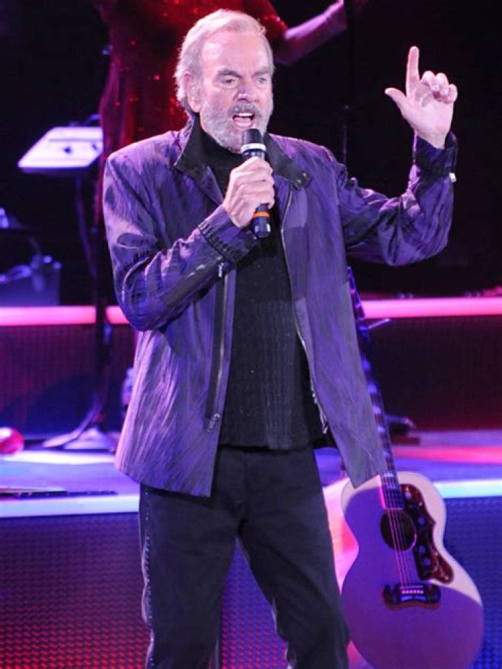 Neil Diamond Surprises Musical Audience With ‘Sweet Caroline’ – Hollywood Life