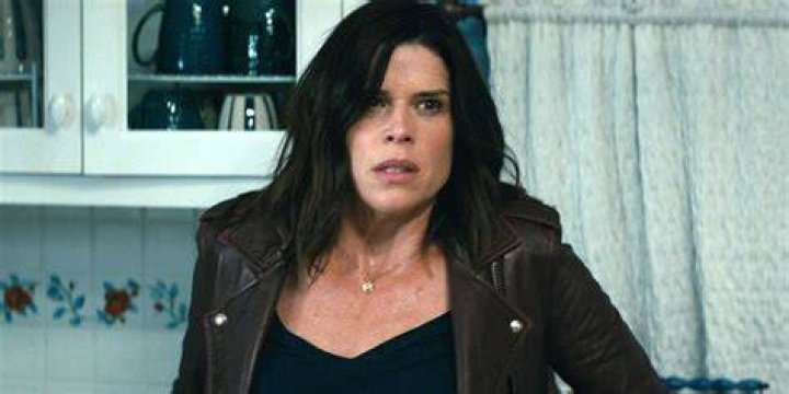 Neve Campbell (&ldquo;Sidney Prescott&rdquo;), left, and Courteney Cox (&ldquo;Gale Weathers&rdquo;) star in Paramount Pictures and Spyglass Media Group's "Scream."