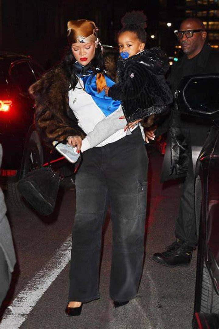 New York, NY - Rihanna stuns out in the snowy NYC weather to meet boyfriend ASAP Rocky for dinner before heading to his studio.Pictured: RihannaBACKGRID USA 16 JANUARY 2022 USA: +1 310 798 9111 / : +44 208 344 2007 / *UK Clients - Pictures Containing ChildrenPlease Pixelate Face Prior To Publication*