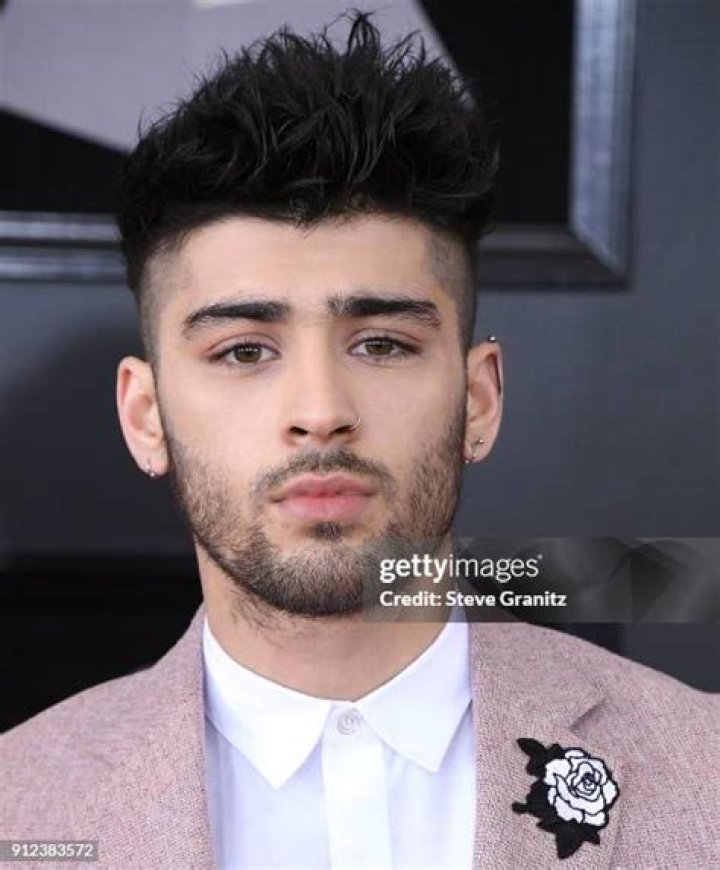 New York, NY - Zayn Malik and Gigi Hadid Head back to the apartment after having lunch at the 'The Smile' with their daughter. Pictured: Gigi Hadid, Zayn Malik BACKGRID USA 25 MARCH 2021 USA: +1 310 798 9111 / UK: +44 208 344 2007 / *UK Clients - Pictures Containing Children Please Pixelate Face Prior To Publication*
