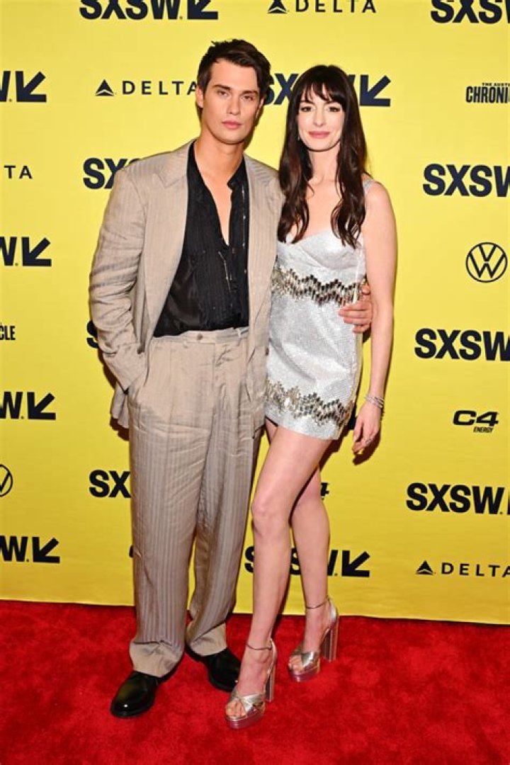 Nicholas Galitzine and Anne Hathaway in The Idea of You