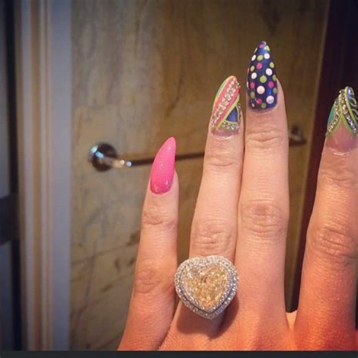 Nicki Minaj’s Engagement Ring Cost Meek Mill $500K — Details On Her Heart Bling – Hollywood Life