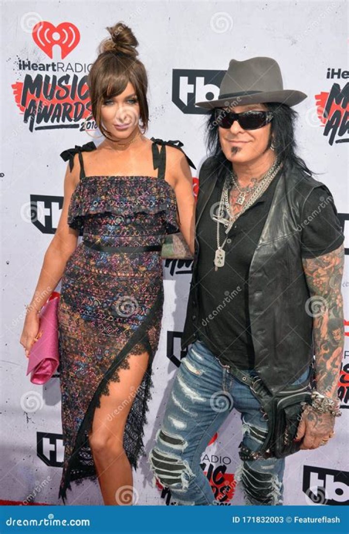 Nikki Sixx, Courtney Sixx