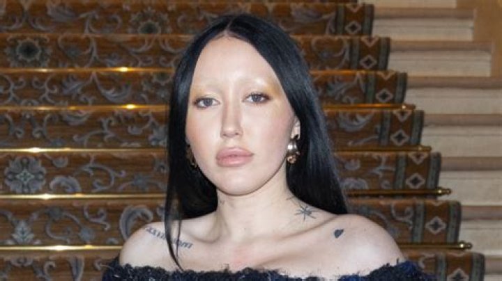 Noah Cyrus & Tana Mongeau as Kim Kardashian & Paris Hilton