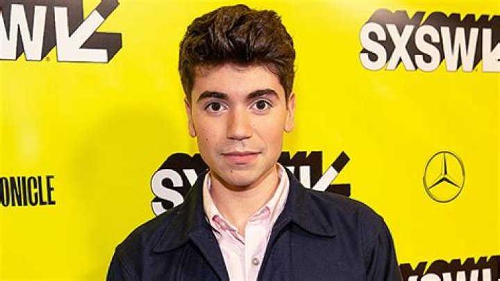 Noah Galvin On ‘The Two Princes’ Podcast & ‘Booksmart’ — Exclusive – Hollywood Life