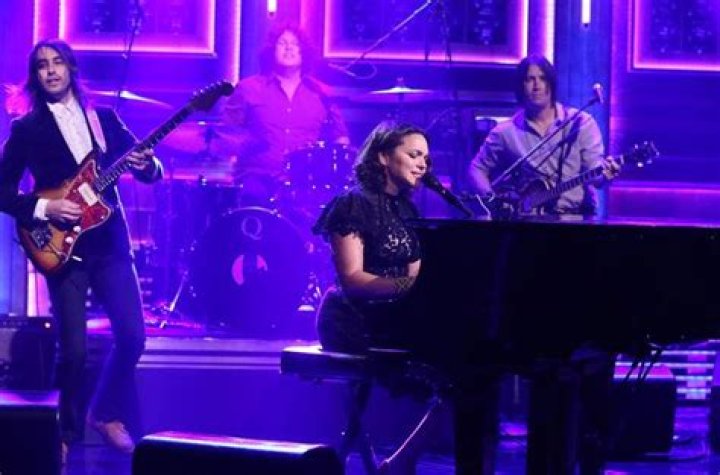 Norah Jones pays tribute to Willie Nelson