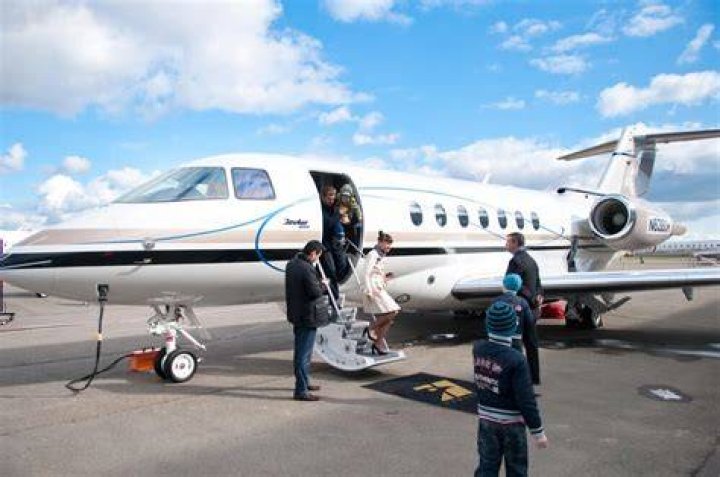 Obama Family Leave Private Plane After Vacation