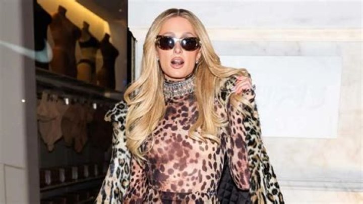 Paris Hilton&rsquo; holding her hair in her &lsquo;Best Friend&rsquo;s A**&rsquo; Music Video
