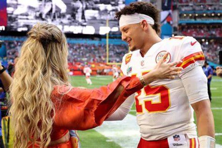 Patrick & Brittany Mahomes Party At The KC Chiefs Super Bowl Parade – Hollywood Life