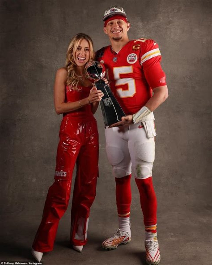 ​Patrick Mahomes Runs Off The Field To Give Brittany Matthews A Kiss After Chiefs’ Win