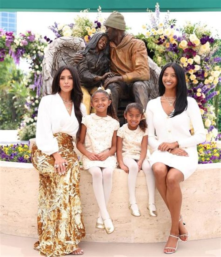 Pays Tribute To Kobe & Gianna Bryant — Photos – Hollywood Life