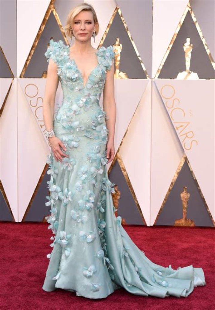 [PHOTOS] Cate Blanchett’s Oscar Dress — Star Stuns In Seafoam Gown By Armani Prive – Hollywood Life
