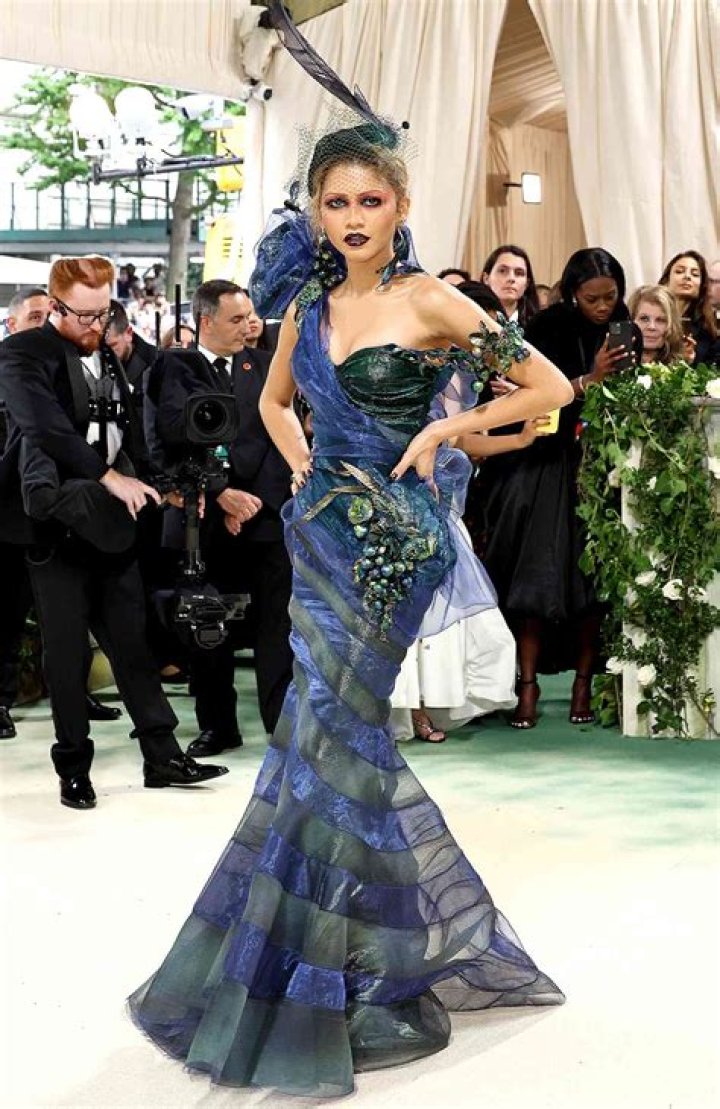[PHOTOS] Zendaya’s Billboard Awards Hair & Makeup — Rocks Sleek, Straight Hair – Hollywood Life