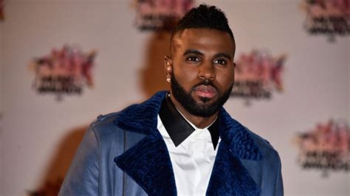 [PIC] Jason Derulo Falls Down Stairs At Met Gala? — Prank Starts Twitter Trend – Hollywood Life