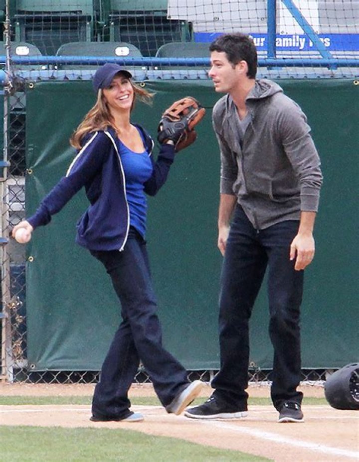[PICS] Jennifer Love-Hewitt & Brian Hallisay — ‘Client List’ Stars Expecting Baby – Hollywood Life