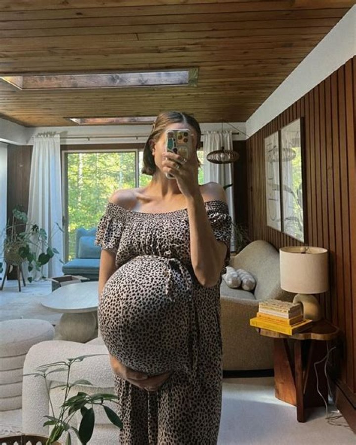 Pics Of Reality Star’s Pregnant Belly – Hollywood Life