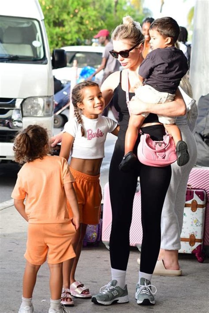 **Please Blur Children's Faces If Required To Do So In Your Territory** Shakira and her two boys enjoy the M&M store in Times Square and head to Nobu for dinner in New York City Pictured: Shakira Ref: SPL5529204 100323 NON-EXCLUSIVE Picture by: WavyPeter / SplashNews.com Splash News and Pictures USA: +1 310-525-5808 London: +44 (0)20 8126 1009 Berlin: +49 175 3764 166 World Rights